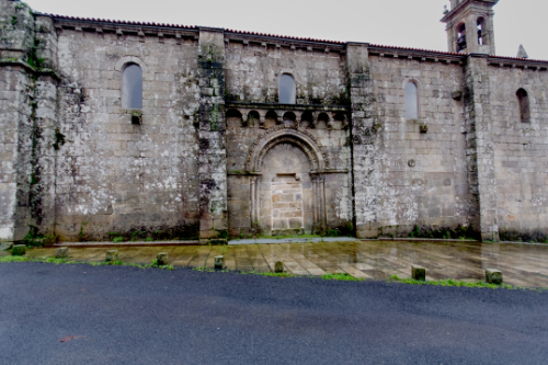 Portada cegada en el lateral de la iglesia de Xunqueira de Espadañedo
